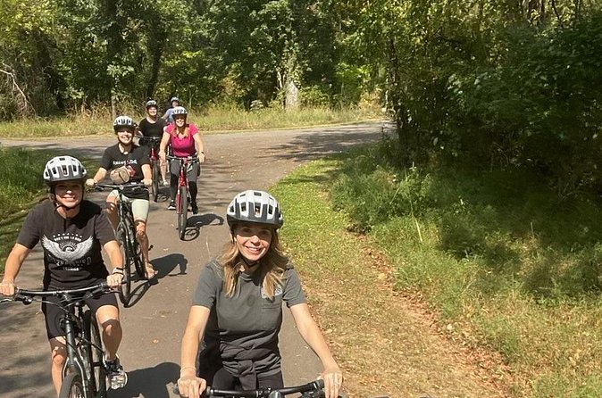 2 Hour 7-speed Bike Rental to Explore Nashville - River views, shade, and wildlife along the Cumberland