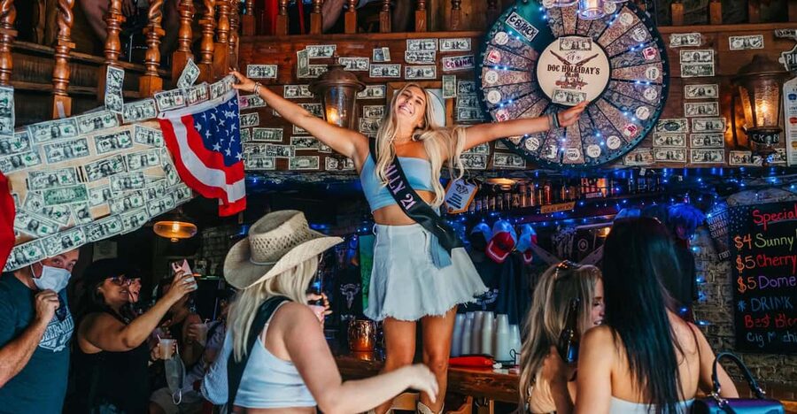 Nashville Bar Crawl: Guided Pub Crawl with Drinks Discounts - Breaking the ice with the first drink