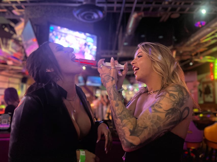 Nashville Bar Crawl: Guided Pub Crawl with Drinks Discounts - Meeting near Broadway between 9 and 9:20pm