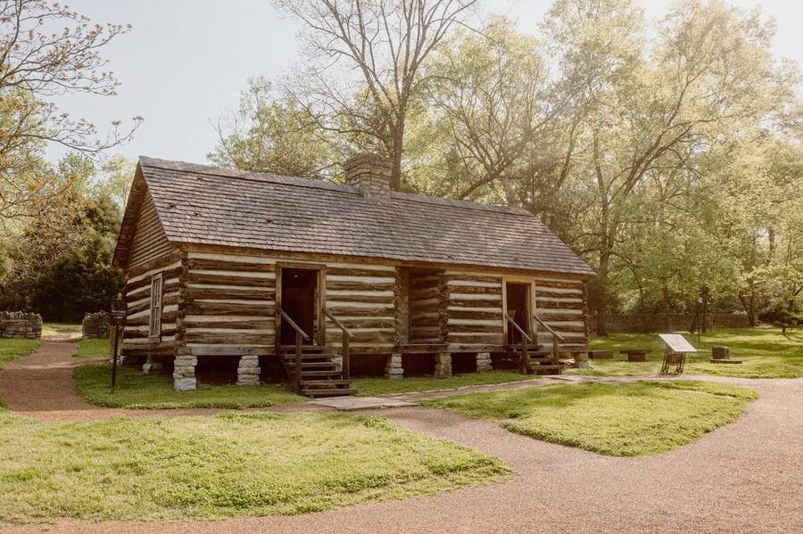 Nashville: Belle Meade Historic Site Journey to Jubilee Tour - Starting in the kitchen house