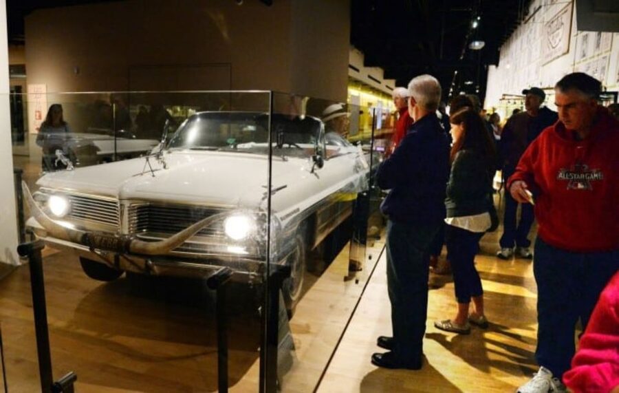 Nashville: Country Music Hall of Fame and Museum - Listening stations and interactive exhibits