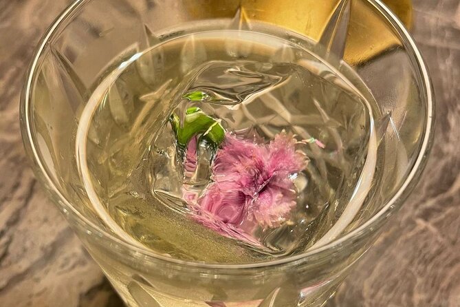 Nashville Craft Cocktails & Fine Dining Walking Tour - How much food and drink should you expect?