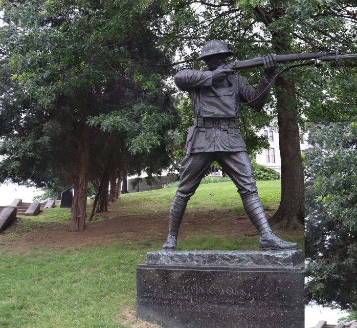 Nashville: Downtown Walking Tour - From the War Memorial to the Tennessee State Capitol