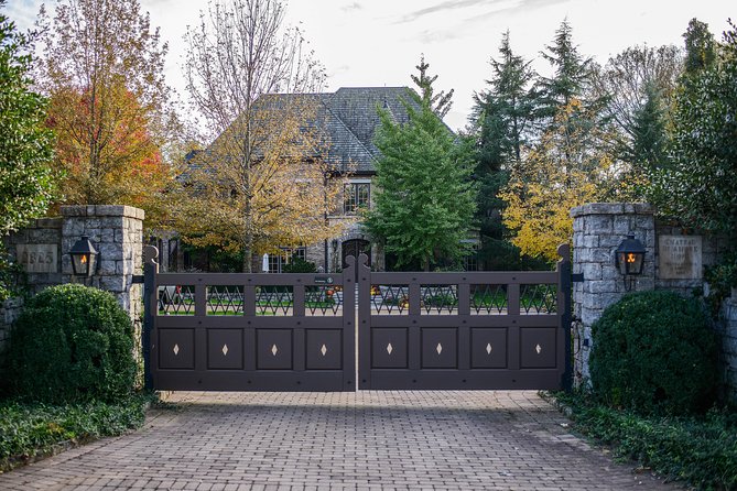 Nashville "Homes Of The Stars" Narrated Bus Tour with 30+ Celebrity Homes - Nashville landmarks along the way