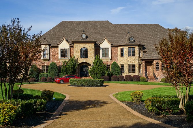 Nashville "Homes Of The Stars" Narrated Bus Tour with 30+ Celebrity Homes - Coach comfort and the practical side of two hours