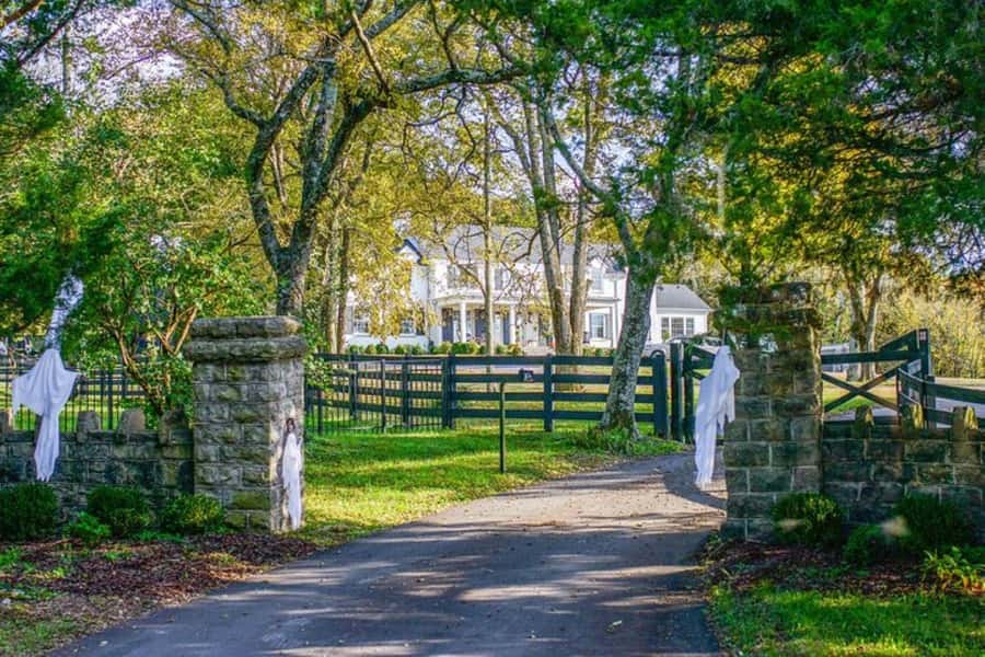 Nashville: Homes of the Stars Narrated Bus Tour - Starting in the city and moving toward the stars