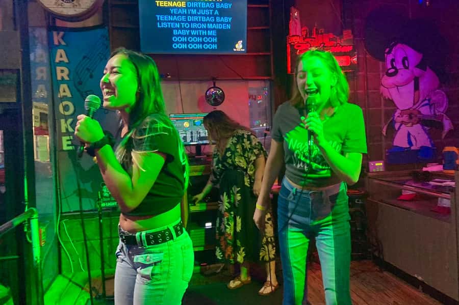 Nashville: Music City Pub Crawl - Walking through Printers Alley and 2nd Avenue
