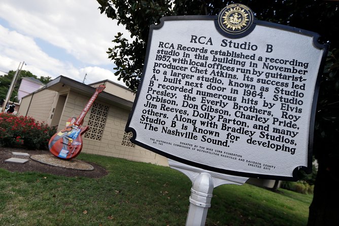 Nashville VIP Style Private Tour with Local Singer-Songwriter - The Bluebird Cafe and a private song