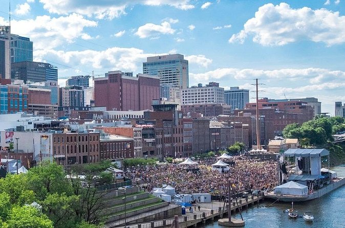 The Heart of Downtown Nashville: A Self-Guided Audio Tour - A useful pause at the Nashville Visitor Center